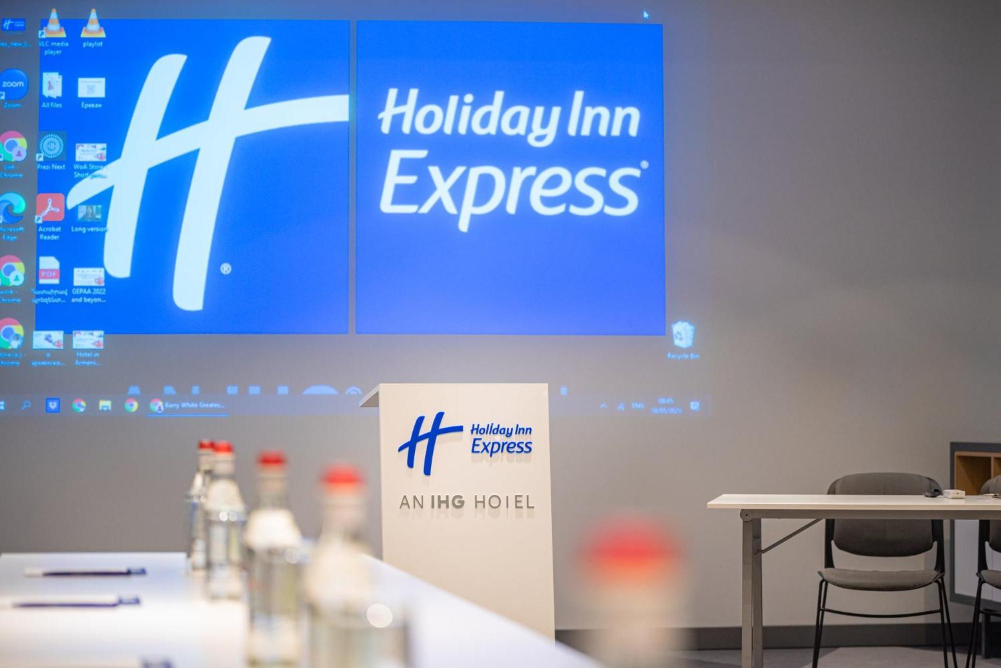 Holiday Inn Express - Yerevan, An Ihg Hotel Zewnętrze zdjęcie